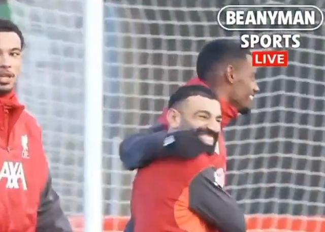 利物浦官方社媒曬薩拉赫訓(xùn)練照，和伊薩克、?；倏擞姓f(shuō)有笑