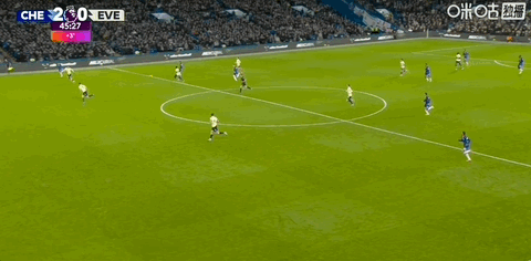 第45分鐘，內(nèi)托長(zhǎng)途奔襲后倒三角回傳，古斯托推射破門，切爾西2-0領(lǐng)先