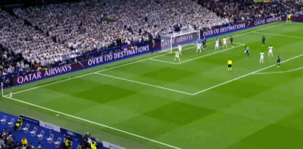 第35分鐘，曼城開出角球，奧賴?yán)T前補(bǔ)射破門，曼城扳平比分！